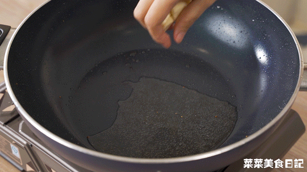 4.继续放入1大勺食用油,油温6成热放入1大勺蒜片爆出香味.