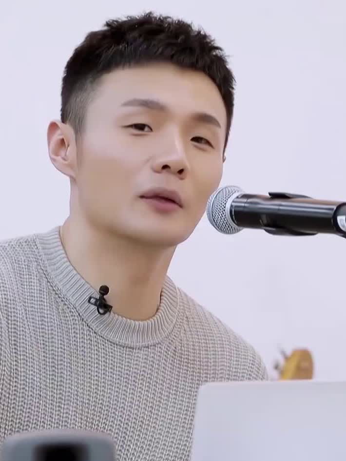 李荣浩演唱会中"蚊子飞进嘴里",幽默笑翻歌迷:本来想飞进眼睛-度小视