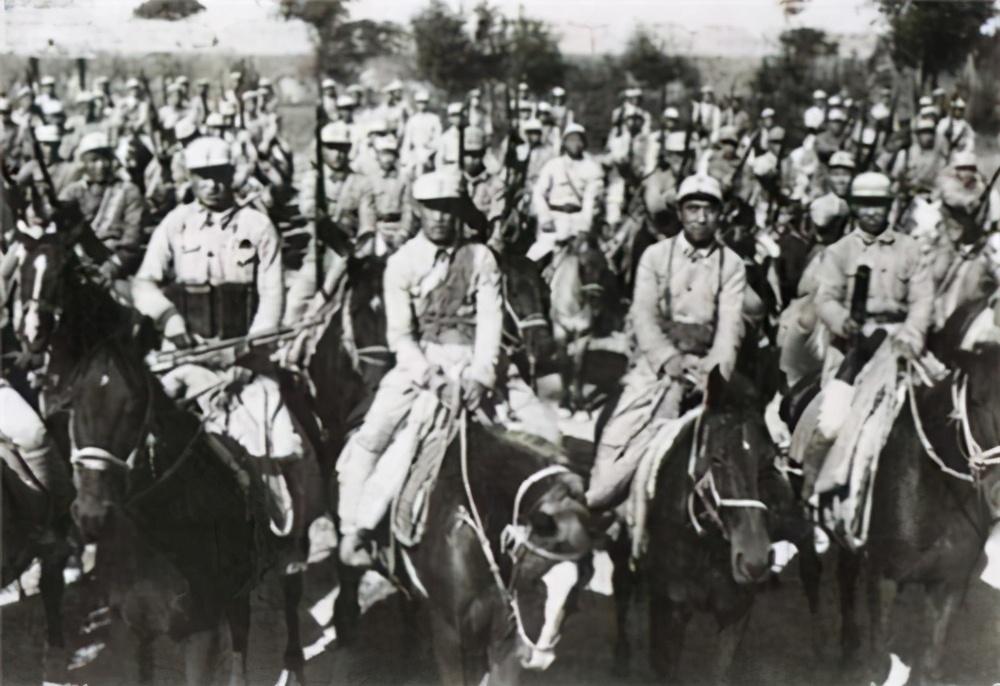 马家军骑兵奉命监视我军,师长私下来信:和解抗日,伟人亲赠锦旗