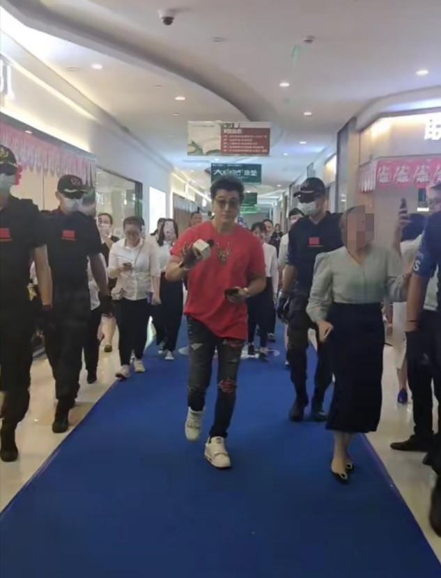 黄奕前男友许绍洋现身小商演,两排保安开路排场大!还曾当过教练