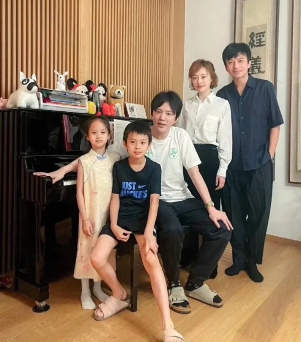 邓超女儿小花正脸照首次曝光,小花笑起来那嘴角如同是邓超再现