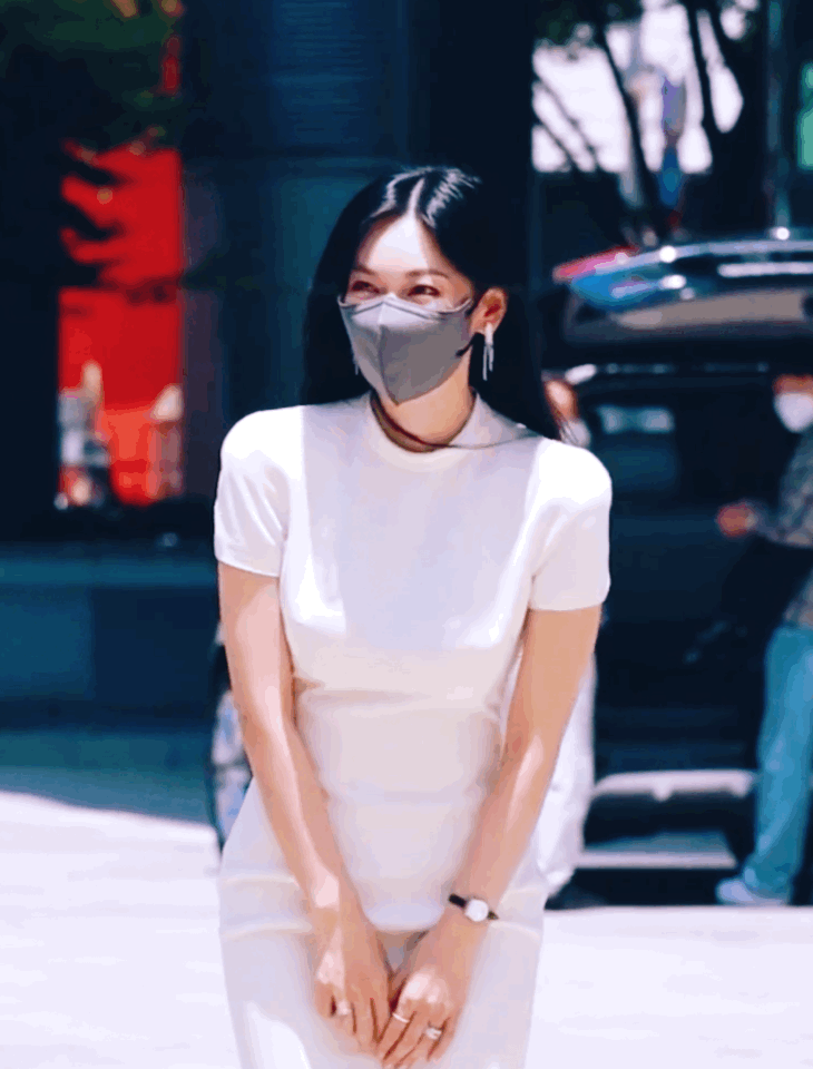 金素妍现身顶楼发布会,穿白色紧身裙尽显黄金腰身比,曲线真撩人