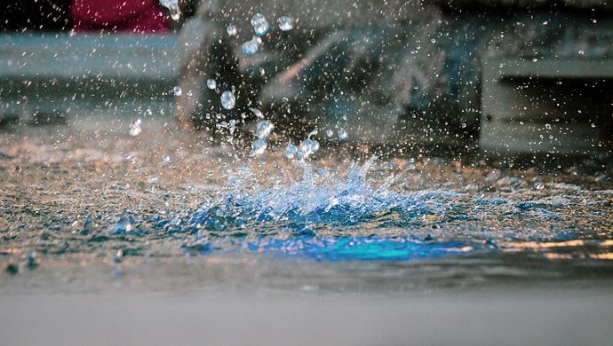 被车溅了一身水,只能认了?他选择报警,结局极度舒适