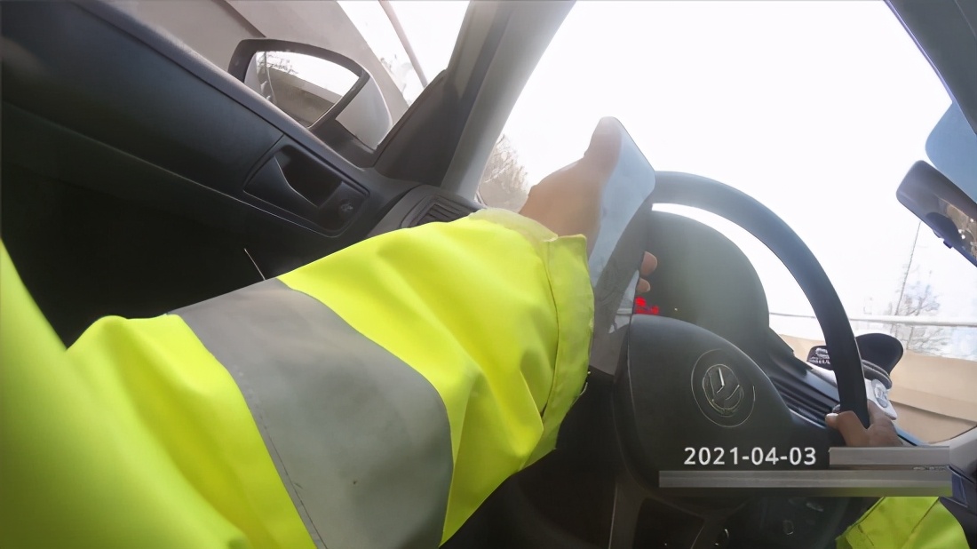 【一线警察】这名警察急"疯了",开车一路狂飙,只为