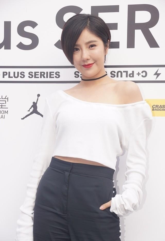 赵奕欢的身材真没得说,穿露肩上衣好妩媚,短发也藏不住女人味