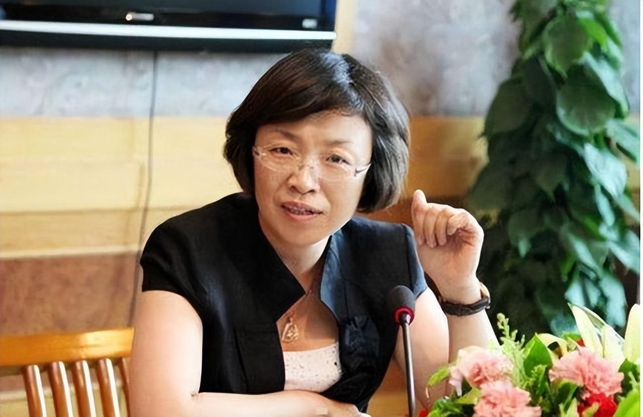 纪实:"小官巨贪"孔昊包养小鲜肉及无业青年,逼迫地产老板上床