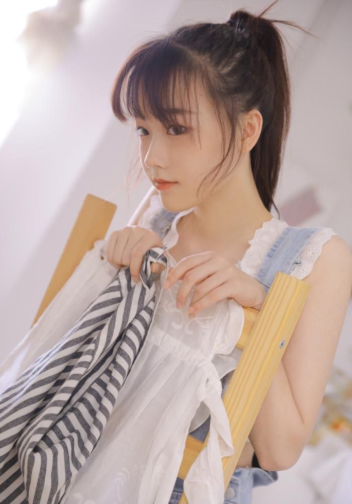 苗条女孩怎么穿出圆润感?蕾丝背心 吊带短裤,清纯又可爱