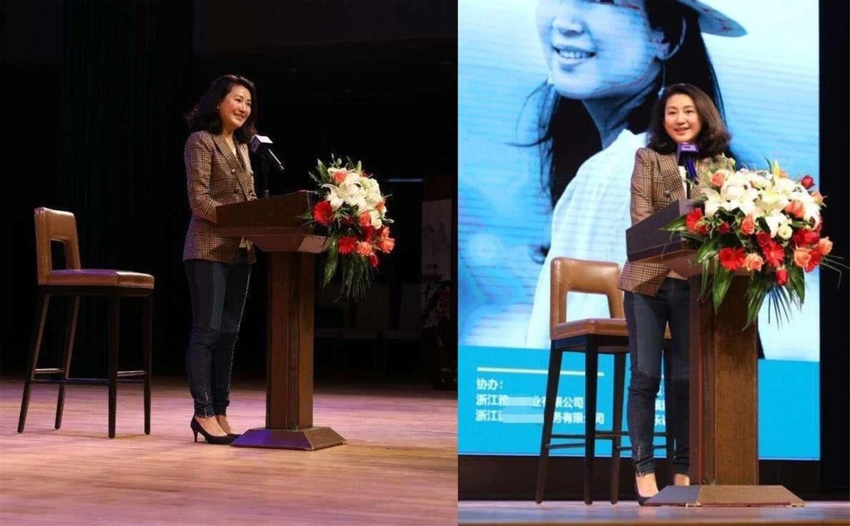 王小丫老得自然又大方,穿格纹西装配牛仔裤,有成熟女人的样子