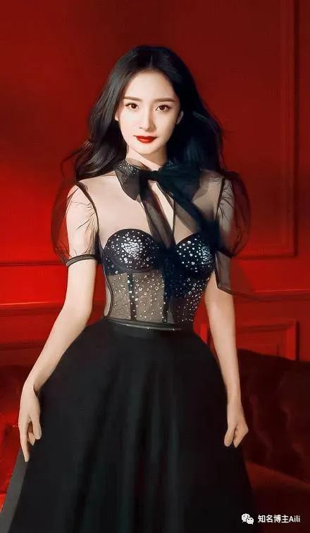 杨幂真不把我们当外人!拍维密内衣大片,蕾丝包裹超有韵味