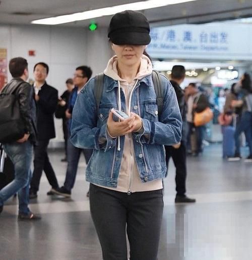 胡可素颜起来"惹"不起,肌肤蜡黄头发发油,普通的不能再普通了