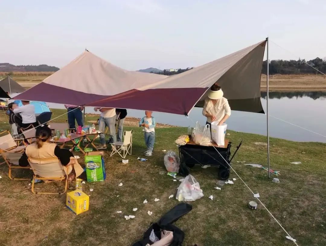 四川南充:露天网红营地牛肚坝,见车先收10元"垃圾费"