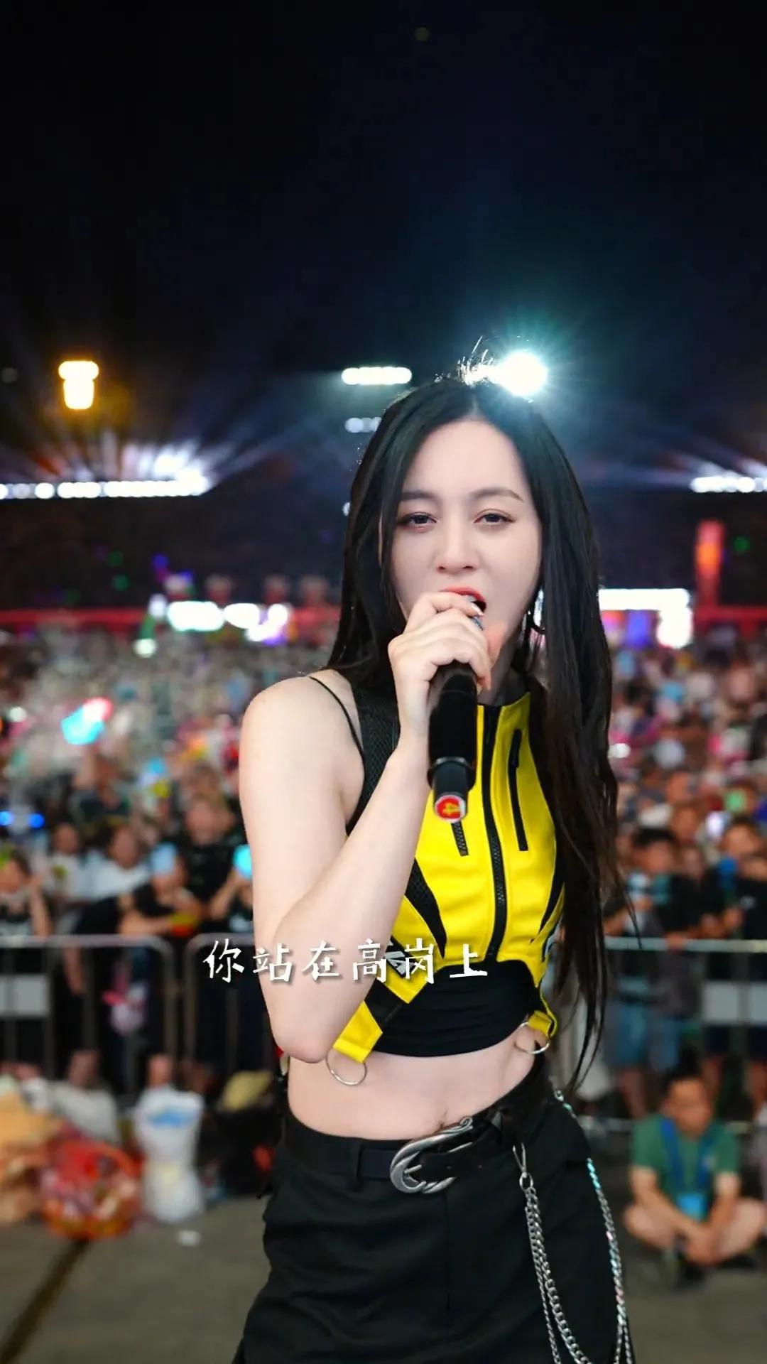 网红唐艺路人照奇丑无比,眼神黯淡无光,看着像40岁大妈