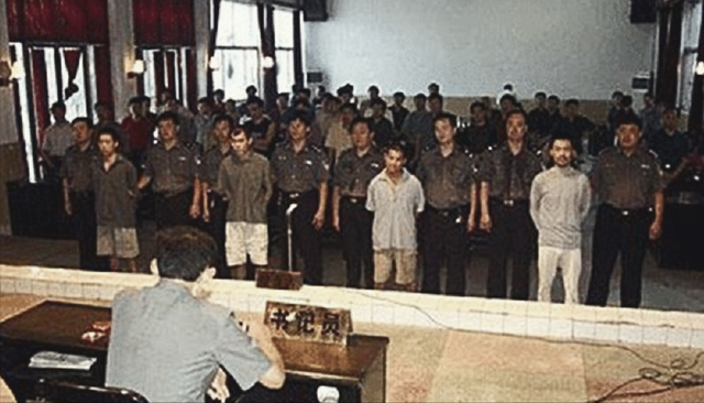 2002年悍匪卞况落网,警方:为什么在死者肚皮上写"公安"画王八