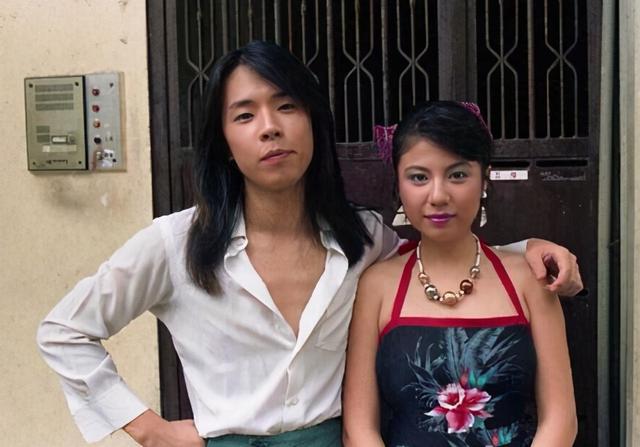 她是黄家驹的未婚妻,求婚戒指戴了30年,如今仍是孤身一人