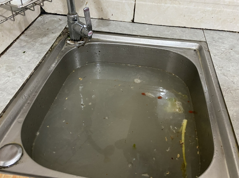 洗碗池堵塞别怕,一个塑料瓶就能搞定,水电师傅才不会告诉你!