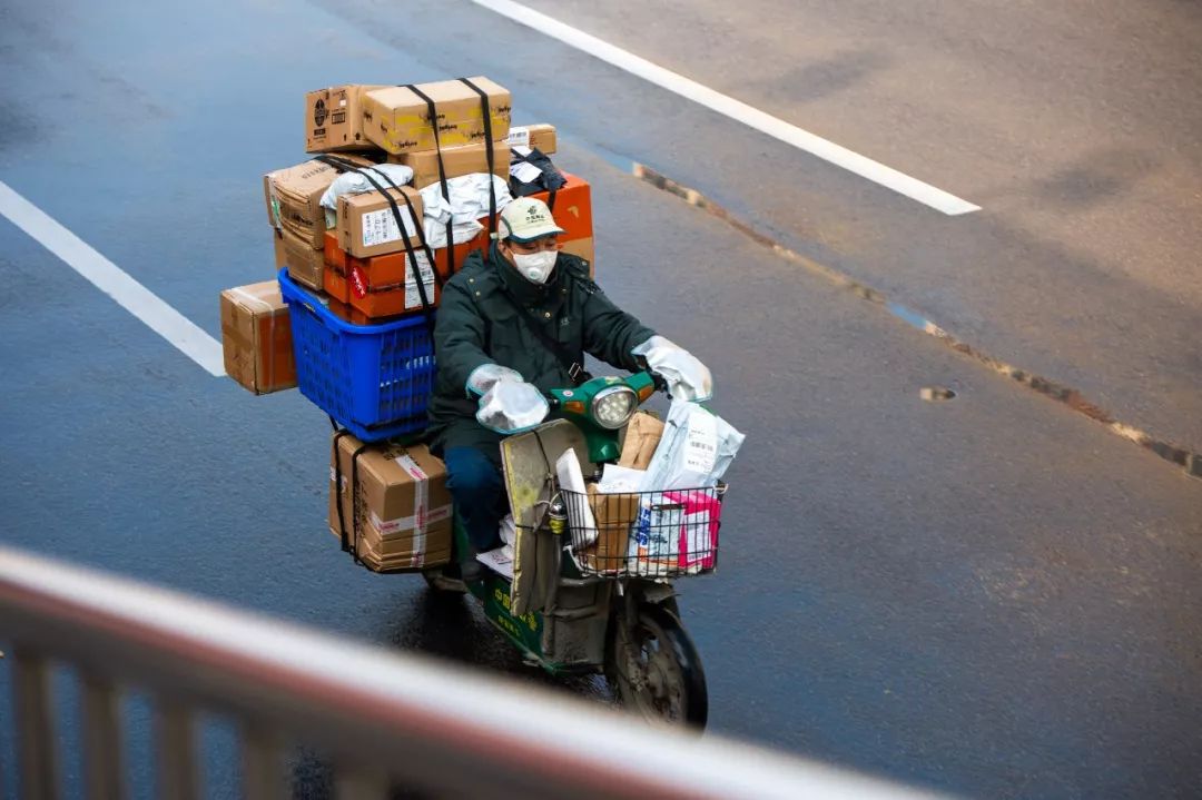 快递小哥还差70万,加价1毛钱能堵上这个缺口吗?