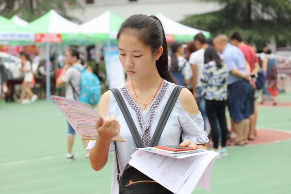 大一就想获得奖学金的学生,除了学习成绩好,掌握"技巧"很关键