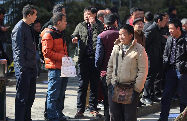 农村光棍越来越多,一个村子里就有几十个,未来他们该怎么办?