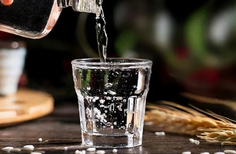 塑料袋装的白酒在网上爆火,这种酒能不能喝?建议了解,少吃亏!