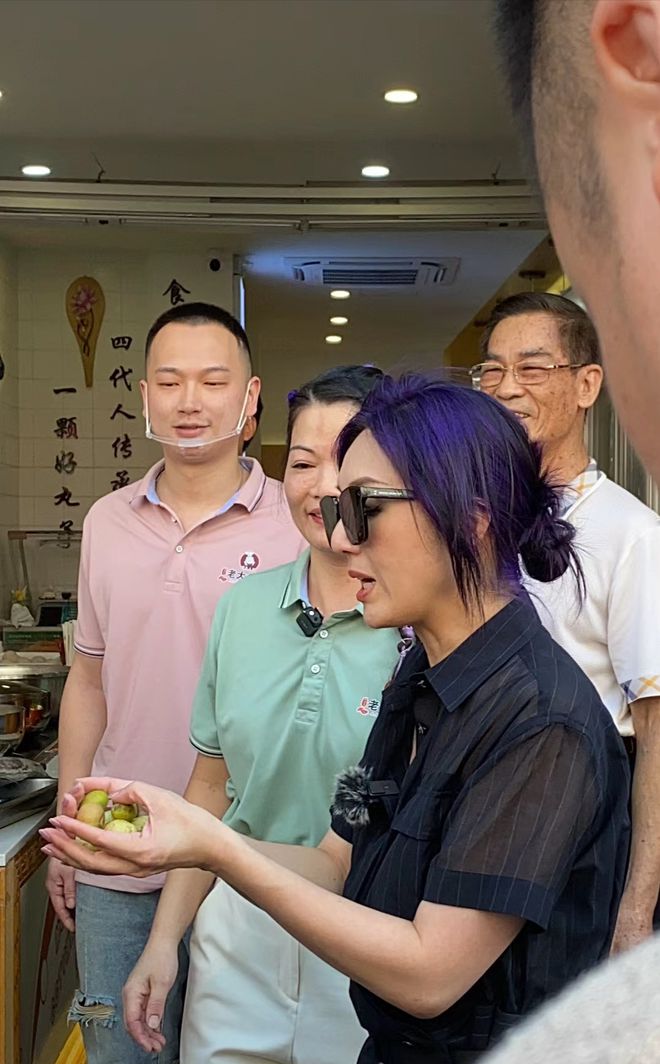 杨千嬅衣锦还乡!吸引大批粉丝围观拍照,老公丁子高甘当小跟班