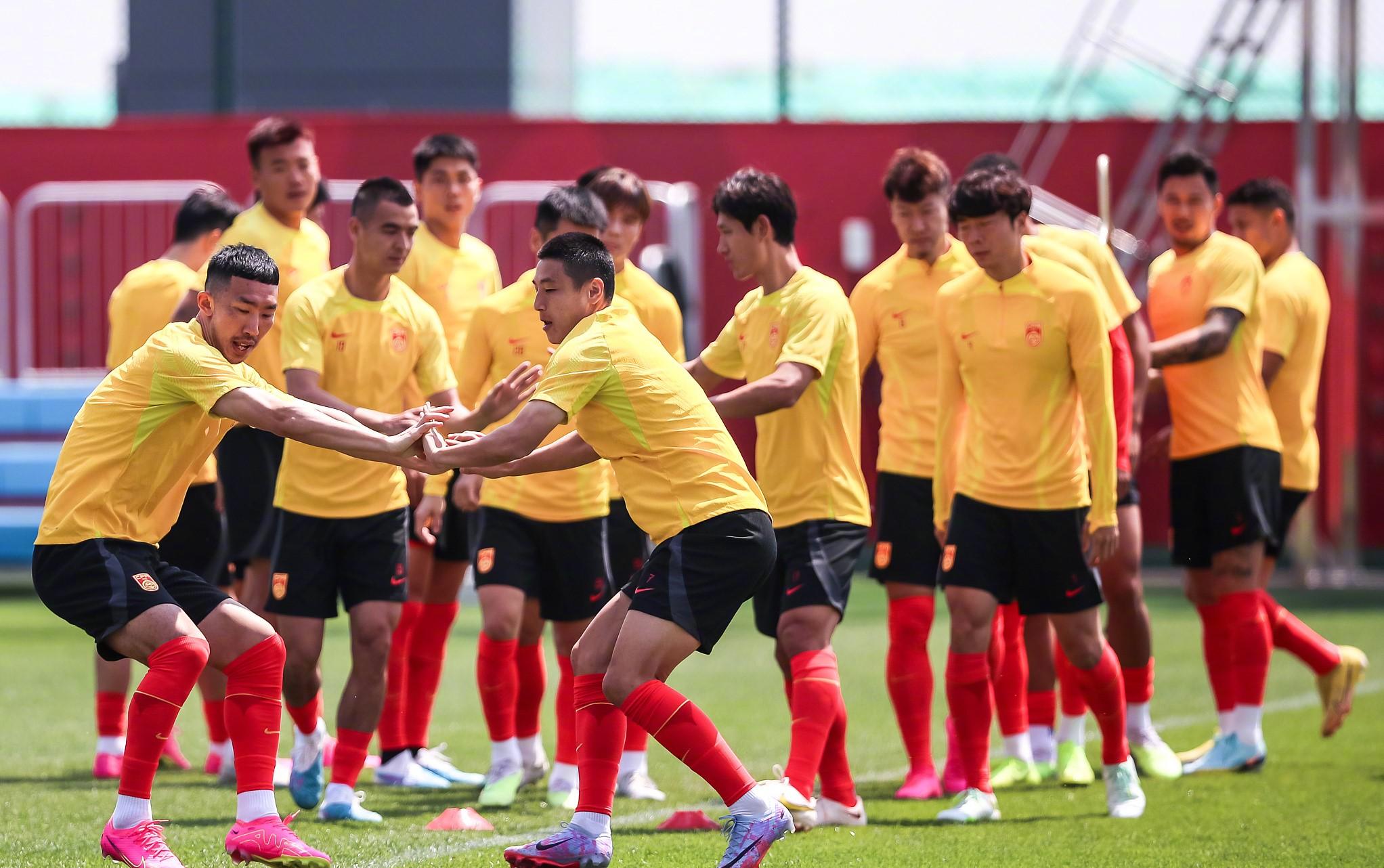 晚上八点三十分中国男子足球队迎战鱼腩球队,4场比赛16个进球