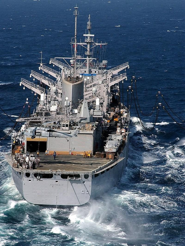 两万吨级的903型综合补给舰有多大?与052d和054a同框就明白了