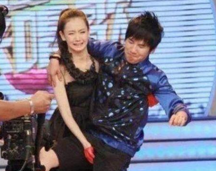 大张伟被戚薇公主抱,岂料被她抓到要害,网友:真是捏了把汗