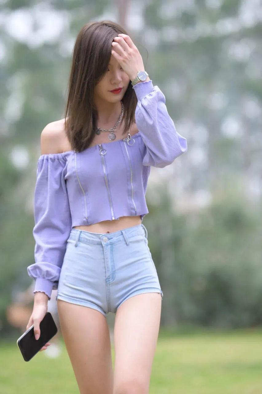 穿露肩衫搭配热裤白袜休闲鞋秀长腿的时尚小姐姐