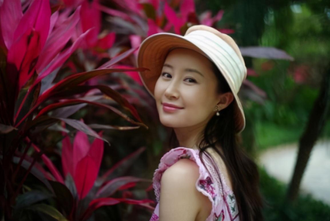 舒畅秘密结婚生子?被人晒出结婚照,今晒自拍被网友发现婴儿床