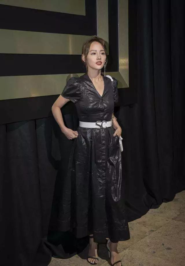 黑色加厚丝袜,搭配热气球羽绒服,张嘉倪变身神秘路人!