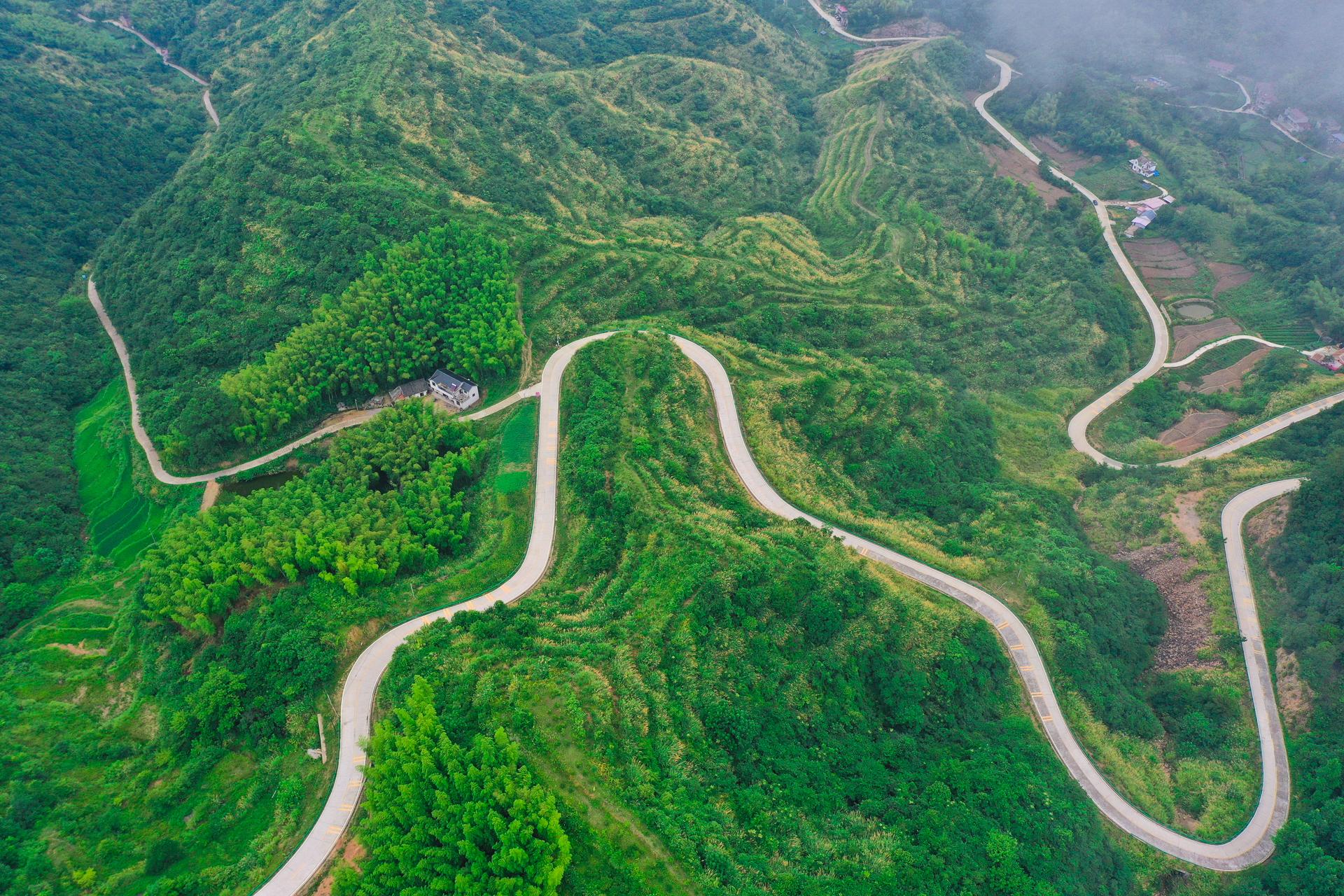 紅嶺公路馬鬃嶺段,公路盤旋而上