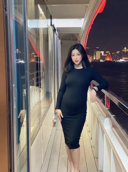 朱珠挺孕肚四处旅行,手抚孕肚温柔满满,幸福自侃:好动的胖子