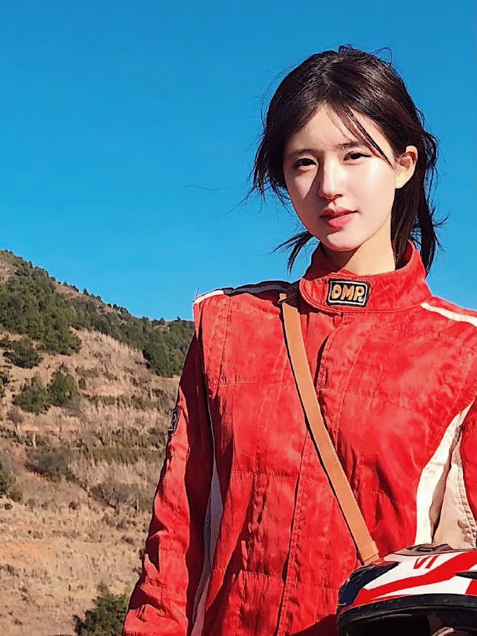 话说当年你们有没有用过赵露思的照片当过背景图片呢?我用过「得意」