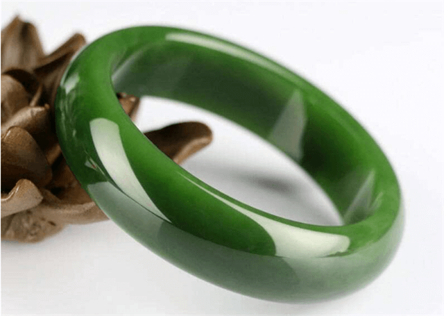 墨绿色和田玉手镯好不好?需要看这些因素!