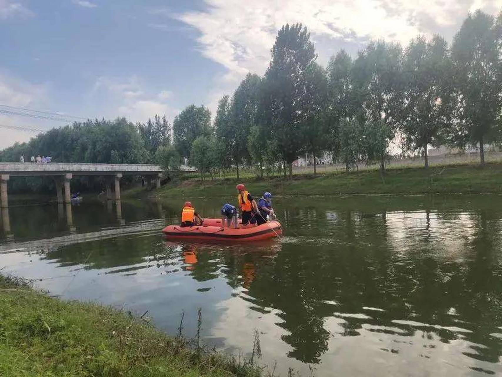 6月30号,河北邯郸3名小学生相约河渠游玩,不幸全部溺亡,家属抱着孩子
