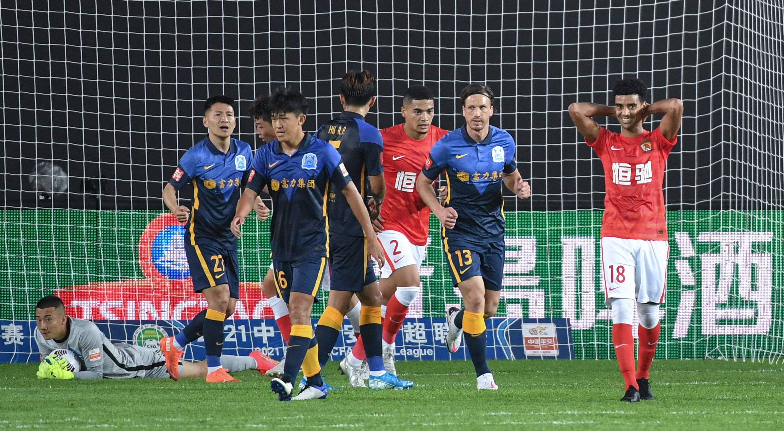 足球——中超:广州队战平广州城队(2)