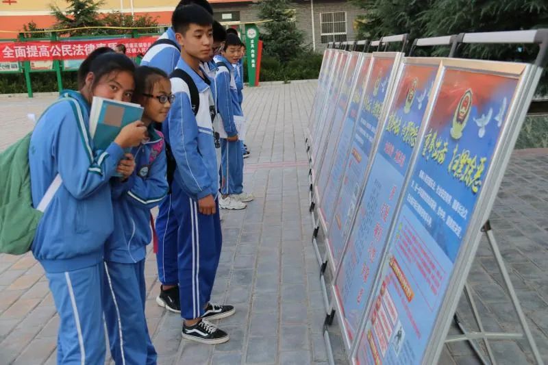 秦安法院在莲花中学开展"送法进校园"活动