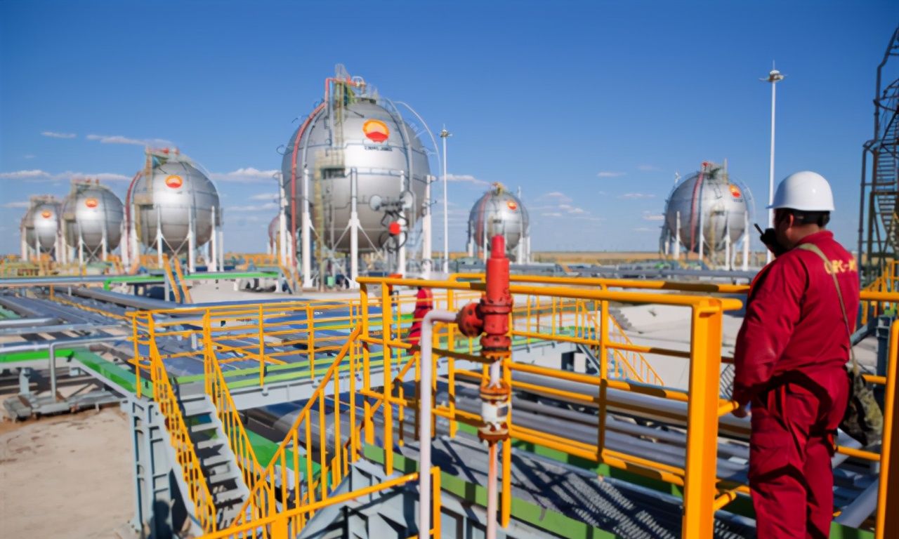 我国一边劳心劳力进口原油,一边低价出口成品油,这是为什么?