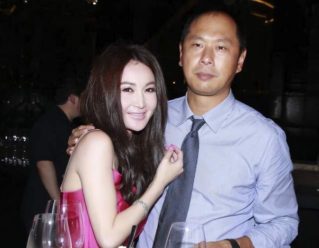 女明星的保养真是绝,温碧霞和老公对比图,成功把丈夫熬成叔叔!