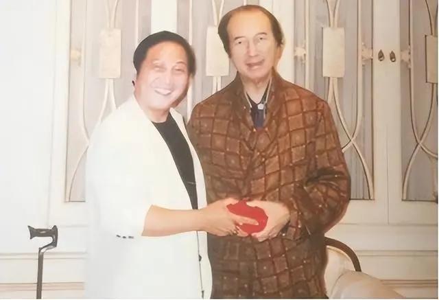 回顾:站在气功大师王林"王府"前感叹:昔日豪华别墅,门前野鸽横飞