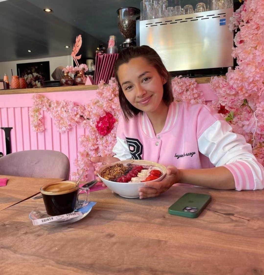 状态差别甚大!港姐谢嘉怡全素颜出镜吓坏网友,皮肤黝黑略显苍老