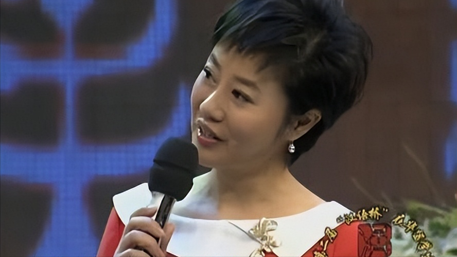 被央视开除的4位女主持人,"知三当三,甘当间谍",个个毁三观