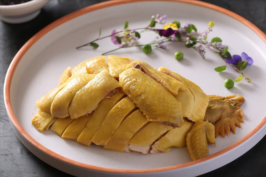 白切鸡怎么做好吃?学习一下广东大厨的做法,皮脆肉嫩色泽金黄
