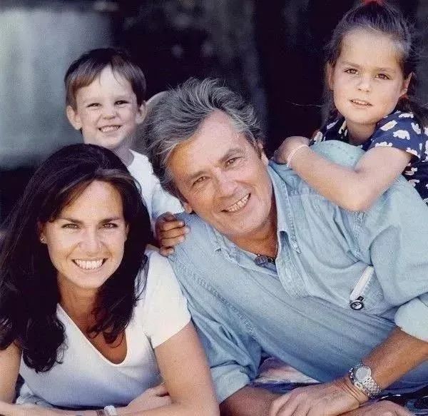 全球最帅阿兰德龙之子横死 尸体高度腐烂 一生悲惨 父不认 母吸毒