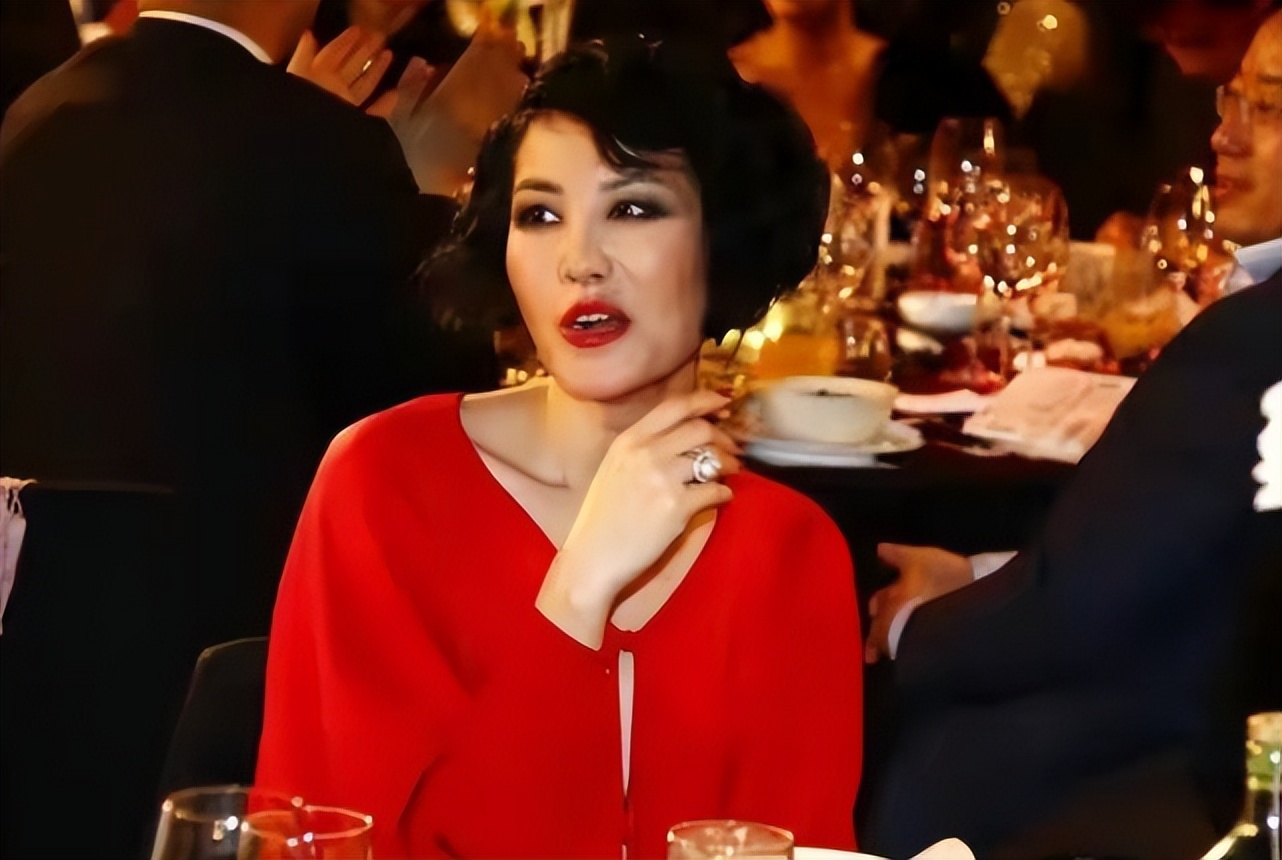 王菲真敢放飞自我!化烟熏妆配大红唇,穿红裙不惊艳反而气质全无