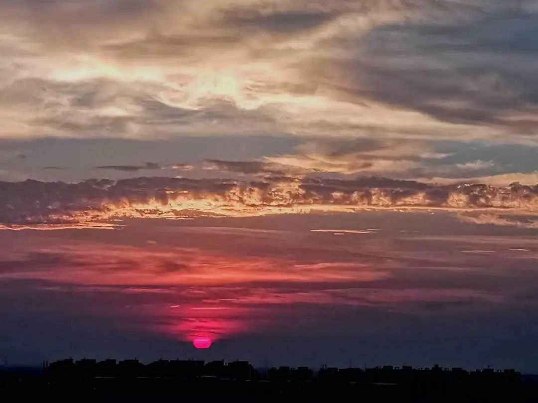金山惊现超梦幻粉紫色天空,夏日的傍晚原来可以这么美