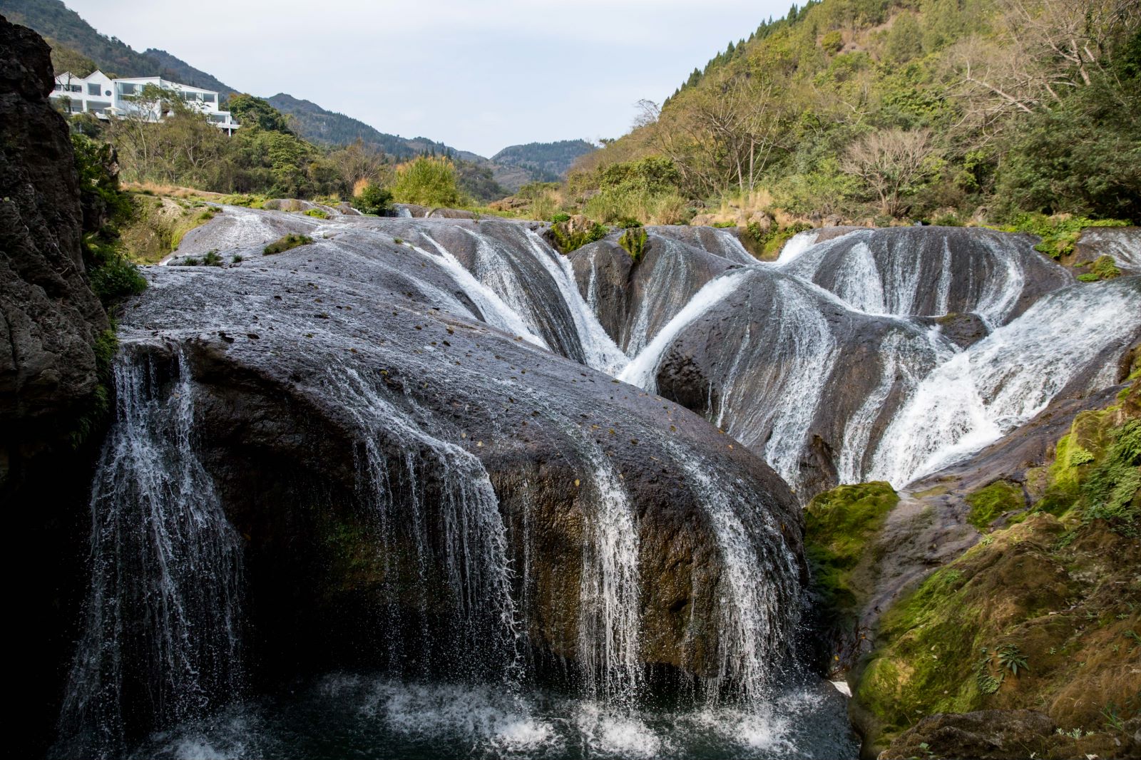 来到贵州黄果树才知道,瀑布群虽然美,游客喜欢的居然是天星桥