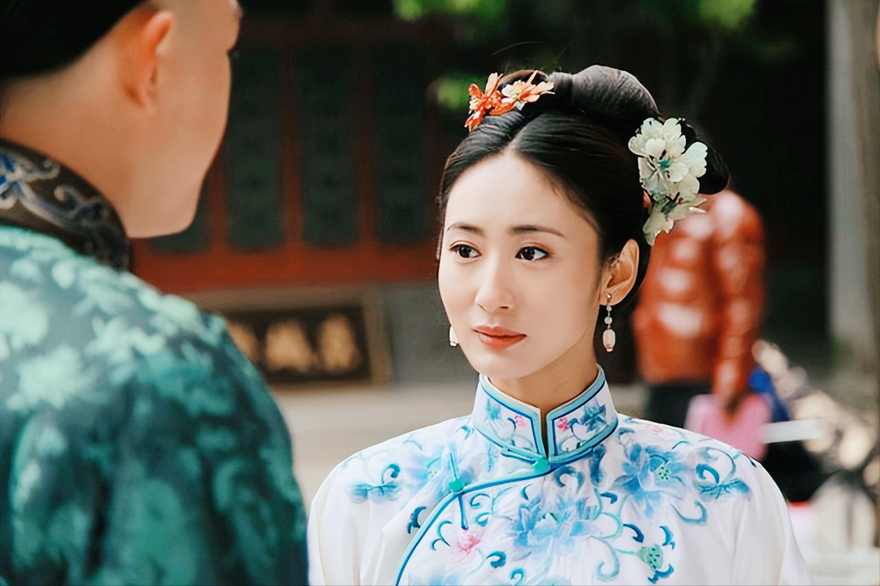 2011年,古装剧《步步惊心》大爆,由郭珍霓饰演的京城雅妓绿芜,温婉