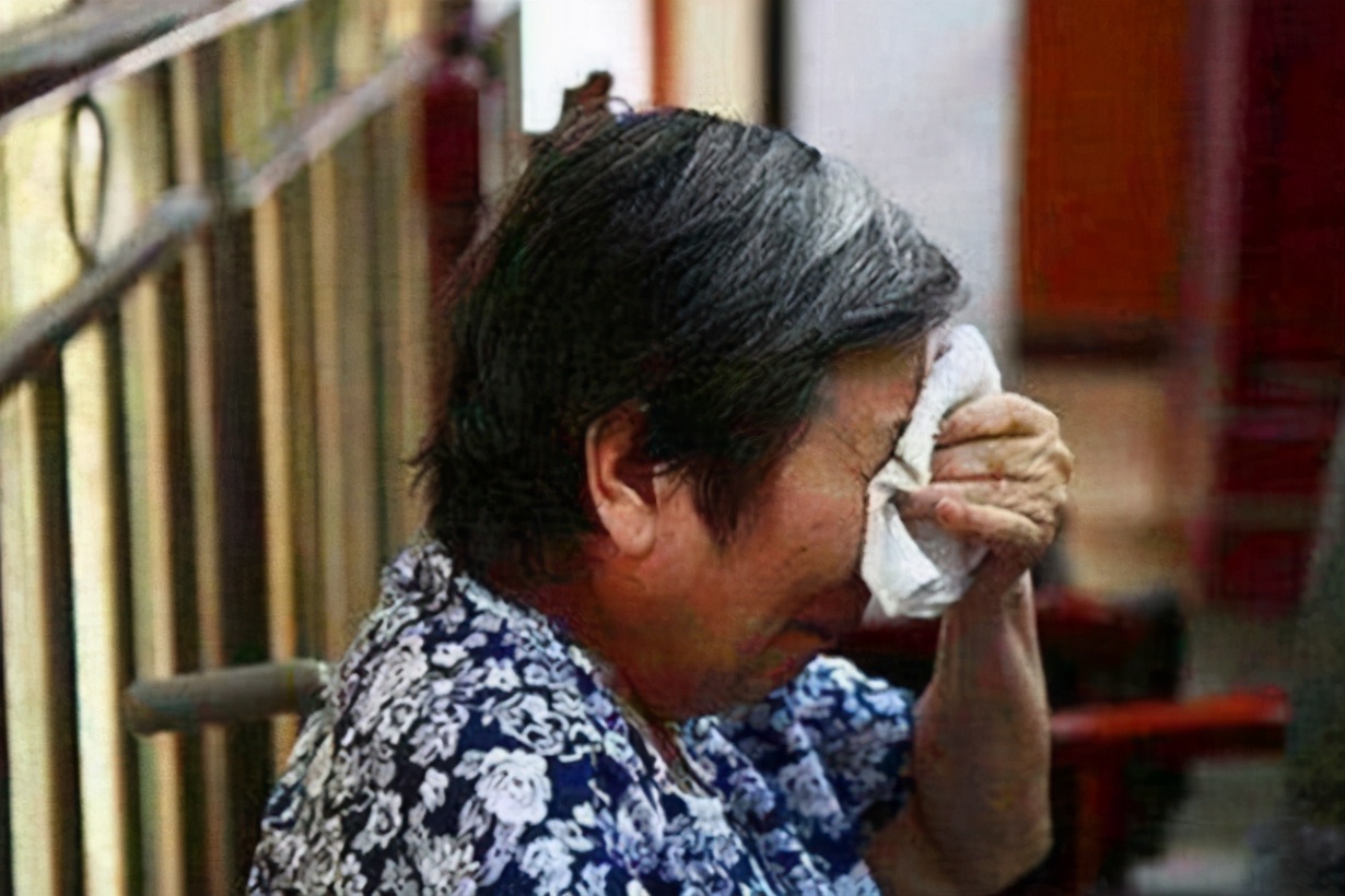 "我宁愿养条狗,也不养父母",不孝女一席话,却获得众人力挺