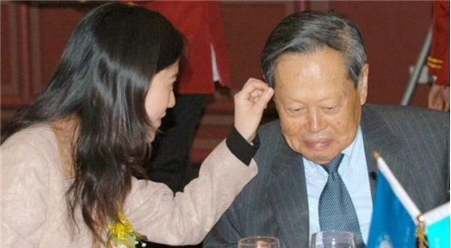 98岁杨振宁同意翁帆改嫁,但财产前妻子女,貌美娇妻到底何去何从